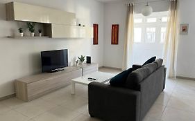 Superb 3Br Apt Close To Seafront